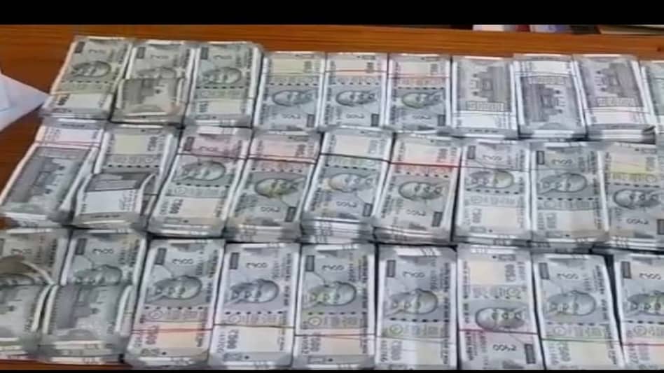 Bihar Crime: तेलंगाना पुलिस की नवादा में छापेमारी, ठगों से 1 करोड़ 22 लाख बरामद Bihar Crime: तेलंगाना पुलिस की नवादा में छापेमारी, ठगों से 1 करोड़ 22 लाख बरामद