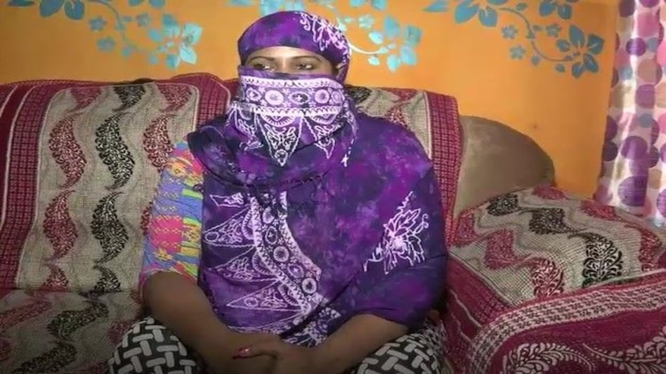 बेटे ने पूछा, मेरा बाप कौन है? बिनब्याही मां ने 27 साल पहले हुए रेप की दर्द भरी कहानी सुना दी बेटे ने पूछा, मेरा बाप कौन है? बिनब्याही मां ने 27 साल पहले हुए रेप की दर्द भरी कहानी सुना दी