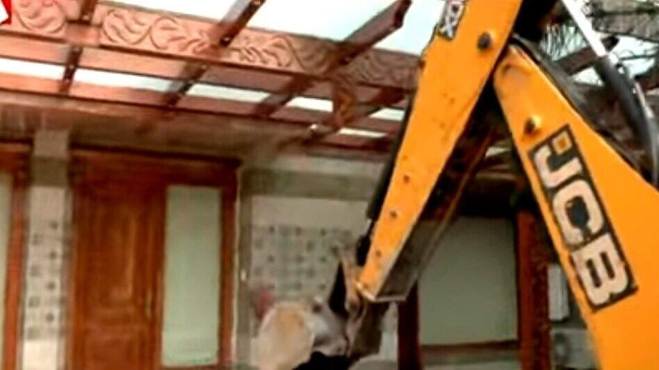 Noida Shrikant Tyagi Case: आरोपी श्रीकांत त्यागी के अवैध निर्माण पर एक्शन शुरू ! Noida Shrikant Tyagi Case: आरोपी श्रीकांत त्यागी के अवैध निर्माण पर एक्शन शुरू !