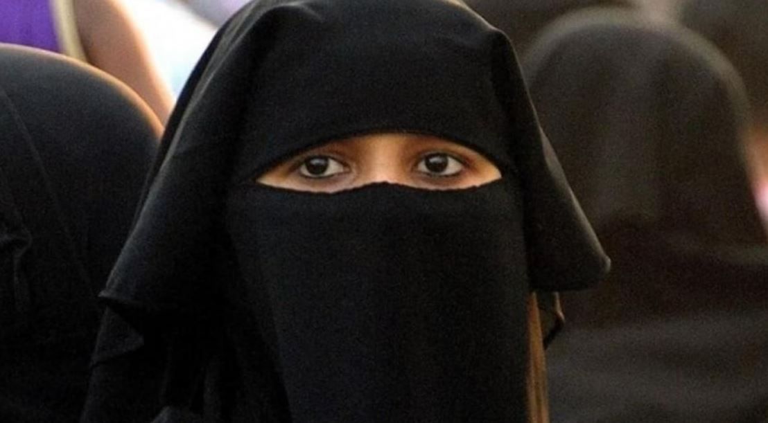 Delhi Crime: रील बनाने के लिए चाहिए था मोबाइल तो उसने काट दिया महिला का गला और फिर... Delhi Crime: रील बनाने के लिए चाहिए था मोबाइल तो उसने काट दिया महिला का गला और फिर...