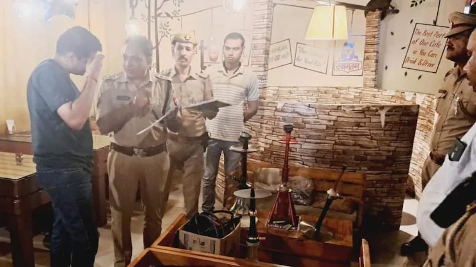 UP Crime: ग्राहक बनकर हुक्का बार में पहुंचे IPS तो यूं मचा हड़कंप... UP Crime: ग्राहक बनकर हुक्का बार में पहुंचे IPS तो यूं मचा हड़कंप...
