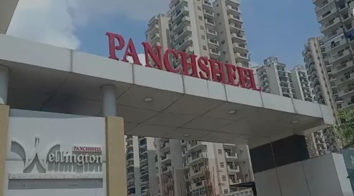 UP Crime: नींद ना आने से परेशान रिटायर्ड अधिकारी ने 16 मंजिल से कूदकर खुदकुशी की CrimeTak