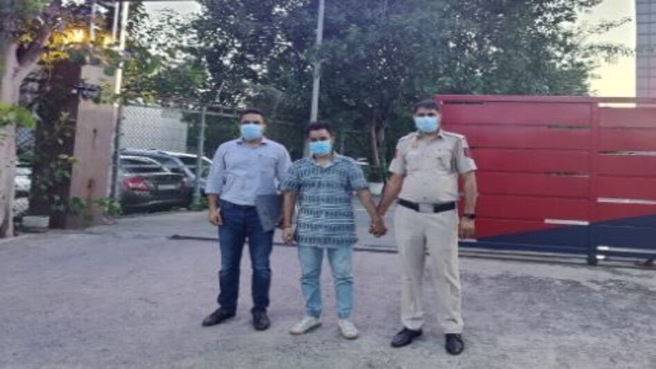 Delhi Crime: कबूतरबाजी में नेशनल कबड्डी खिलाड़ी, पूर्व मर्चेंट नेवी अफसर और DJ गिरफ्तार Delhi Crime: कबूतरबाजी में नेशनल कबड्डी खिलाड़ी, पूर्व मर्चेंट नेवी अफसर और DJ गिरफ्तार