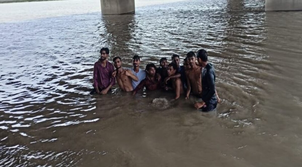 UP Crime: नोएडा के 5 युवको की यमुना में डूबकर मौत, घर पर मातम पसरा CrimeTak