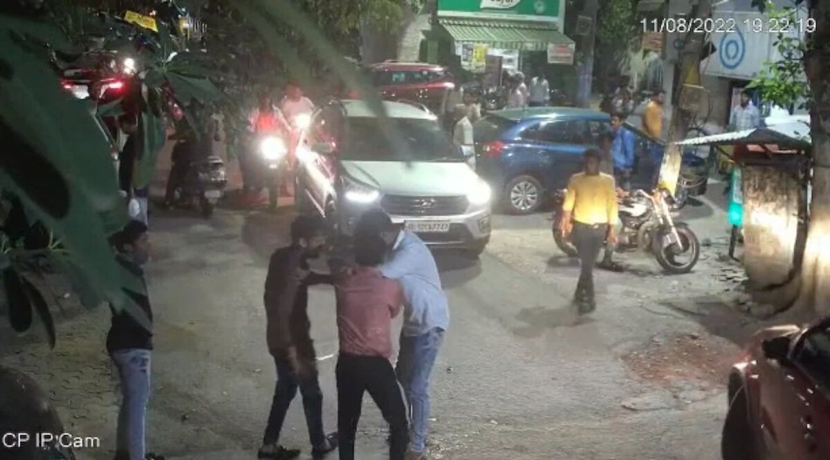 Delhi Crime News: दिल्ली में जानलेवा गुस्सा! बहस के बाद चार लोगों ने युवक का सरेआम कर दिया मर्डर, Video CrimeTak