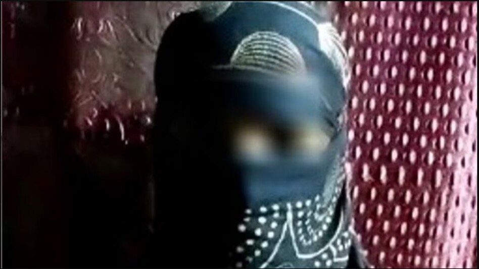 Rape News: नाबालिग से रेप कर बनाया वीडियो, न्यूड फोटो प्रिंट करा के पूरे गांव में फेका Rape News: नाबालिग से रेप कर बनाया वीडियो, न्यूड फोटो प्रिंट करा के पूरे गांव में फेका