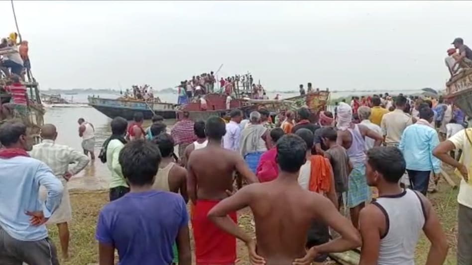 Patna: नाव में सिलेंडर ब्लास्ट होने से 4 लोगों की मौत, गंगा नदी में बड़ा हादसा Patna: नाव में सिलेंडर ब्लास्ट होने से 4 लोगों की मौत, गंगा नदी में बड़ा हादसा