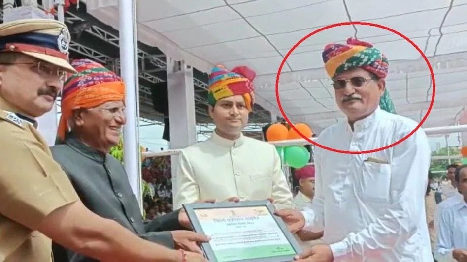 राजस्थान : 15 अगस्त को जिस अधिकारी का हुआ सम्मान, वही रिश्वत लेते गिरफ्तार राजस्थान : 15 अगस्त को जिस अधिकारी का हुआ सम्मान, वही रिश्वत लेते गिरफ्तार