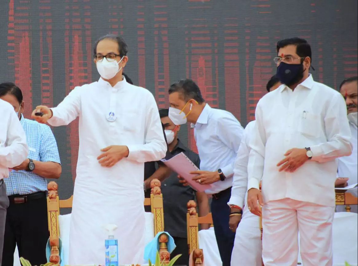 महाराष्ट्र में शिवसेना के बागी विधायक की गाड़ी पर हमला महाराष्ट्र में शिवसेना के बागी विधायक की गाड़ी पर हमला