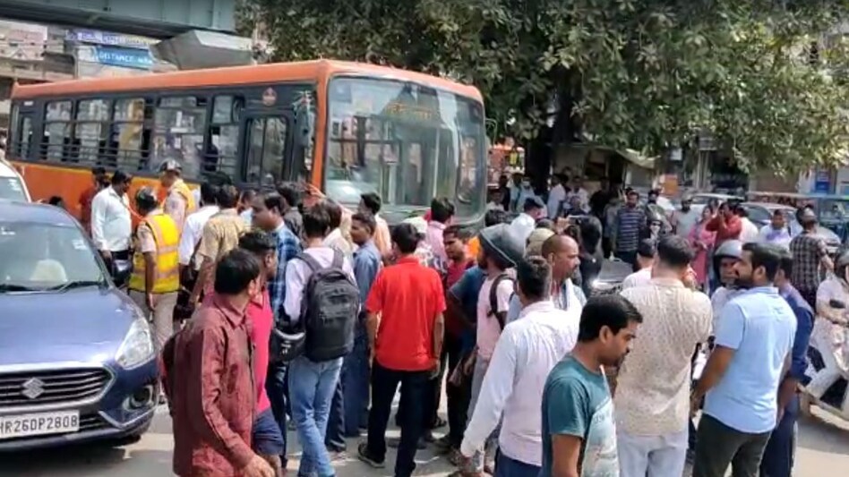 Delhi News: दिल्ली में तेज़ रफ्तार डीटीसी बस ने स्कूटी सवार को कुचला, एक की मौत, एक घायल Delhi News: दिल्ली में तेज़ रफ्तार डीटीसी बस ने स्कूटी सवार को कुचला, एक की मौत, एक घायल