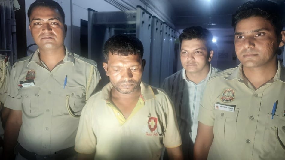 Delhi Crime: दिल्ली में 'कसाई' की दरिंदगी! नाबालिग बच्ची का रेप के बाद काट दिया गला Delhi Crime: दिल्ली में 'कसाई' की दरिंदगी! नाबालिग बच्ची का रेप के बाद काट दिया गला