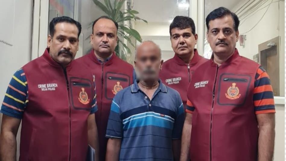 Delhi News: दिल्ली का 'नटवरलाल' बीवी के साथ गिरफ्तार, सैकड़ों लोगों को ठगा Delhi News: दिल्ली का 'नटवरलाल' बीवी के साथ गिरफ्तार, सैकड़ों लोगों को ठगा