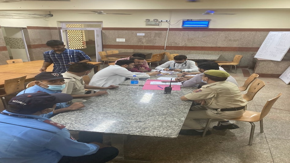 Delhi News : दिल्ली के AIIMS हॉस्टल में मिल रहा है कीड़े वाला खाना Delhi News : दिल्ली के AIIMS हॉस्टल में मिल रहा है कीड़े वाला खाना