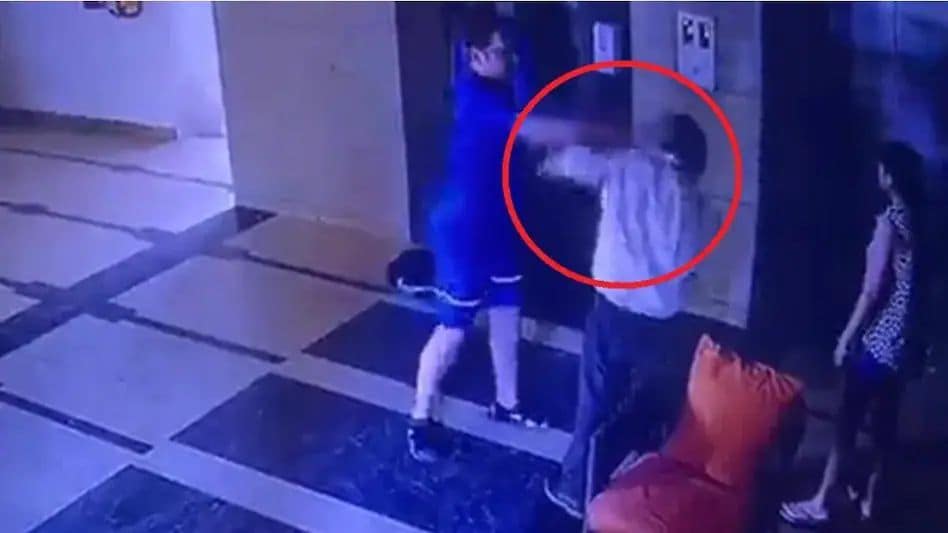 Gurugram Viral Video: नोएडा के बाद अब गुरुग्राम में थप्पड़ कांड! Gurugram Viral Video: नोएडा के बाद अब गुरुग्राम में थप्पड़ कांड!