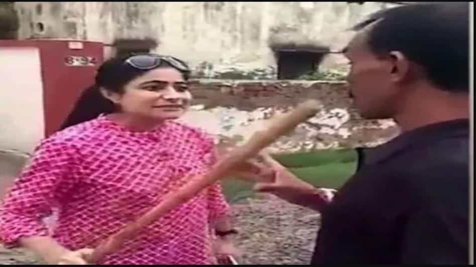 महिला टीचर की दबंगई, गार्ड को बेरहमी से डंडे से पीटा, इस छोटी सी बात लेकर हुई थी कहासुनी महिला टीचर की दबंगई, गार्ड को बेरहमी से डंडे से पीटा, इस छोटी सी बात लेकर हुई थी कहासुनी