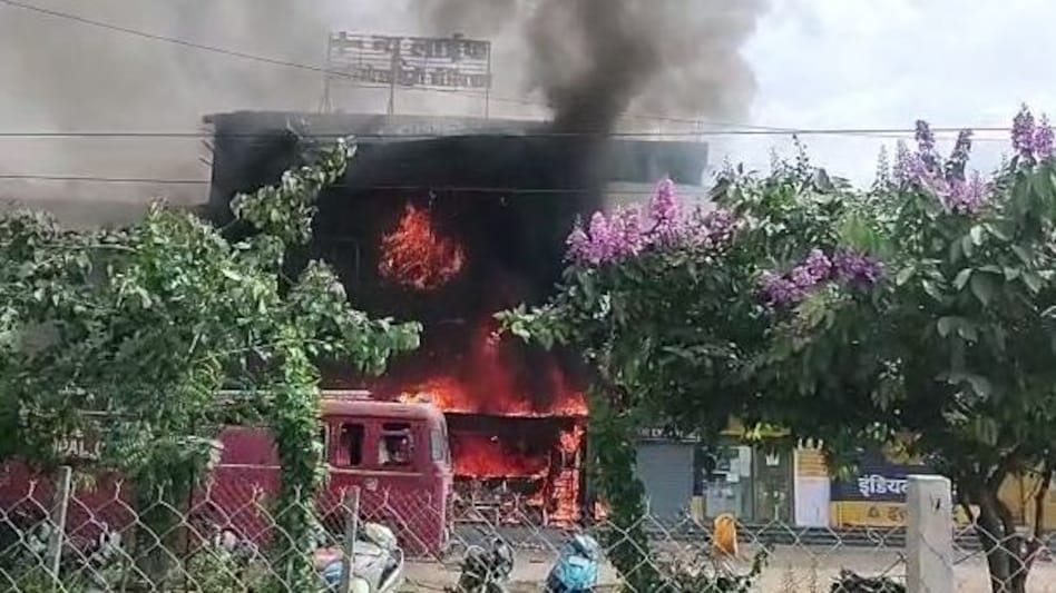 जबलपुर के निजी अस्पताल में लगी भयंकर आग, जान बचाने के लिए ऊपरी मंजिल से कूदे लोग, 10 की मौत जबलपुर के निजी अस्पताल में लगी भयंकर आग, जान बचाने के लिए ऊपरी मंजिल से कूदे लोग, 10 की मौत