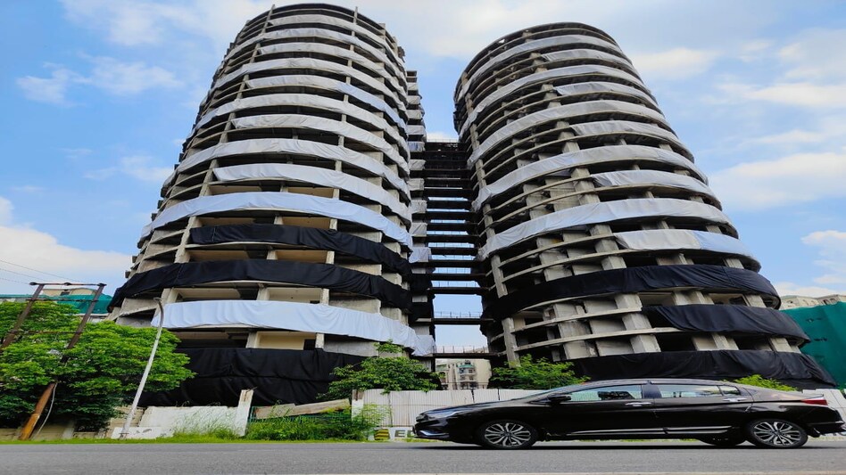 UP News: ट्विन टॉवर गिराने के लिए नोएडा पुलिस ने जारी की एनओसी, अब भरा जाएगा विस्फोटक UP News: ट्विन टॉवर गिराने के लिए नोएडा पुलिस ने जारी की एनओसी, अब भरा जाएगा विस्फोटक