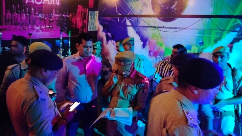 UP Crime: कैफे के आड़ में चल रहा था हुक्का बार, छापेमारी में पकड़े गए 25 युवक- युवतियां UP Crime: कैफे के आड़ में चल रहा था हुक्का बार, छापेमारी में पकड़े गए 25 युवक- युवतियां