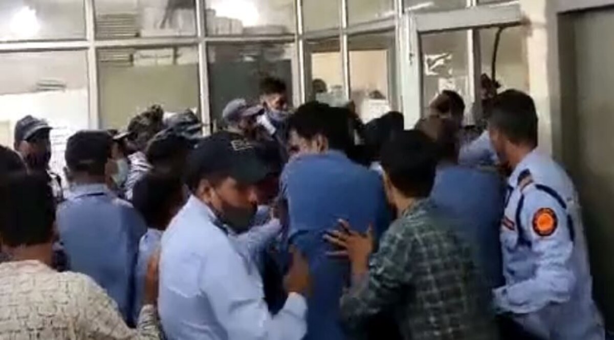 Delhi News: जेएनयू में छात्रों और स्टाफ के बीच चले लात घूंसे, देखिए VIDEO CrimeTak