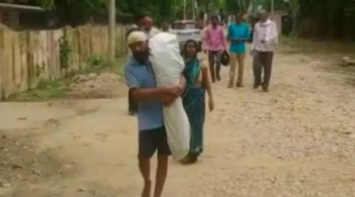 UP: क्यों एक आदमी अपने बेटे के शव को कंधे में लेकर 25 किलोमीटर तक पैदल चला? CrimeTak