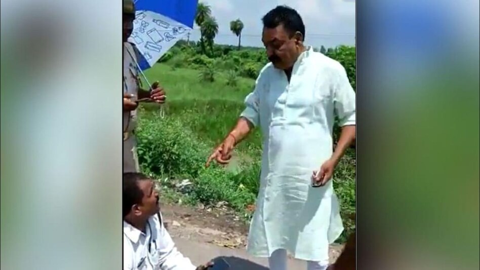 Viral Video: दबंग नेता ने ब्लॉक प्रमुख लिखी कार ट्रैफिक कांस्टेबल पर चढ़ाई Viral Video: दबंग नेता ने ब्लॉक प्रमुख लिखी कार ट्रैफिक कांस्टेबल पर चढ़ाई