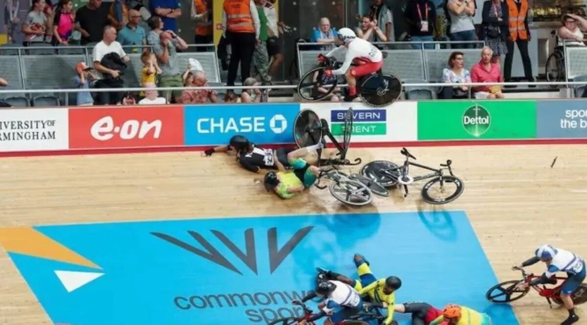 Commonwealth Games 2022: कॉमनवेल्थ में हुआ भयावह हादसा, ट्रैक से गिरे कई साइकलिस्ट, Video CrimeTak