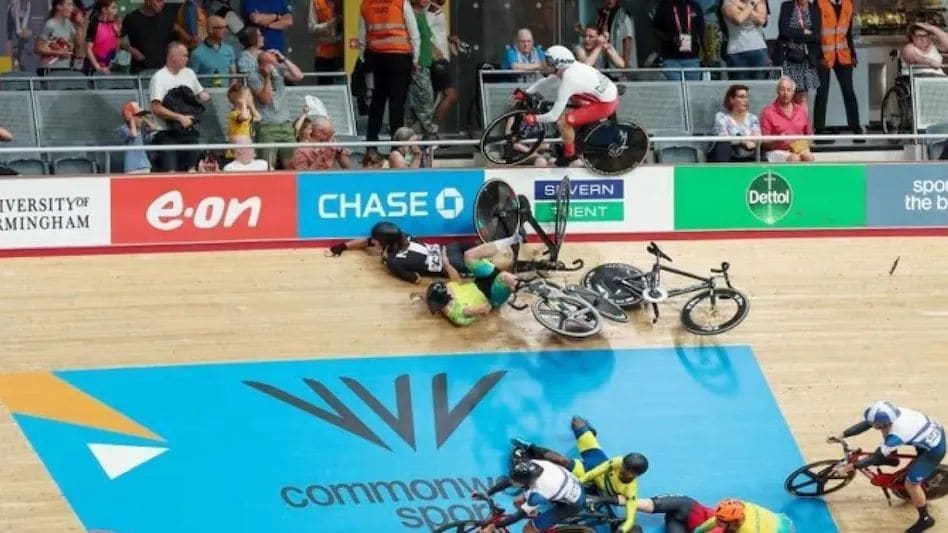 Commonwealth Games 2022: कॉमनवेल्थ में हुआ भयावह हादसा, ट्रैक से गिरे कई साइकलिस्ट, Video Commonwealth Games 2022: कॉमनवेल्थ में हुआ भयावह हादसा, ट्रैक से गिरे कई साइकलिस्ट, Video