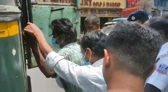 West Bengal Crime: पुजारी के काले कारनामे का खुलासा, नाबालिग का करता रहा रेप, हुई गर्भवती West Bengal Crime: पुजारी के काले कारनामे का खुलासा, नाबालिग का करता रहा रेप, हुई गर्भवती