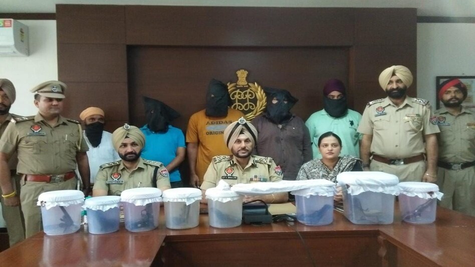 Punjab Crime: लॉरेंस बिश्नोई गैंग के 5 गैंगस्टर गिरफ्तार, हथियार बरामद Punjab Crime: लॉरेंस बिश्नोई गैंग के 5 गैंगस्टर गिरफ्तार, हथियार बरामद
