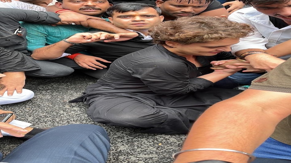 देखें वीडियो - प्रियंका गांधी को पुलिस ने घसीटा, हुई धक्का-मुक्की देखें वीडियो - प्रियंका गांधी को पुलिस ने घसीटा, हुई धक्का-मुक्की