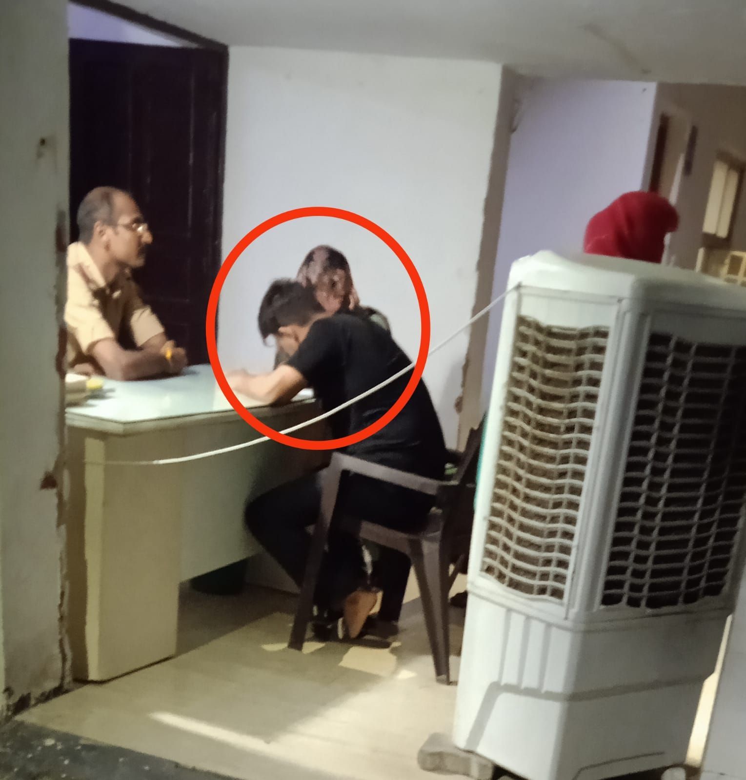 नोएडा में छेड़छाड़ पीड़ित महिला को 112 नंबर पर कंप्लेंट के बाद भी आधी रात थाने में आना पड़ा
