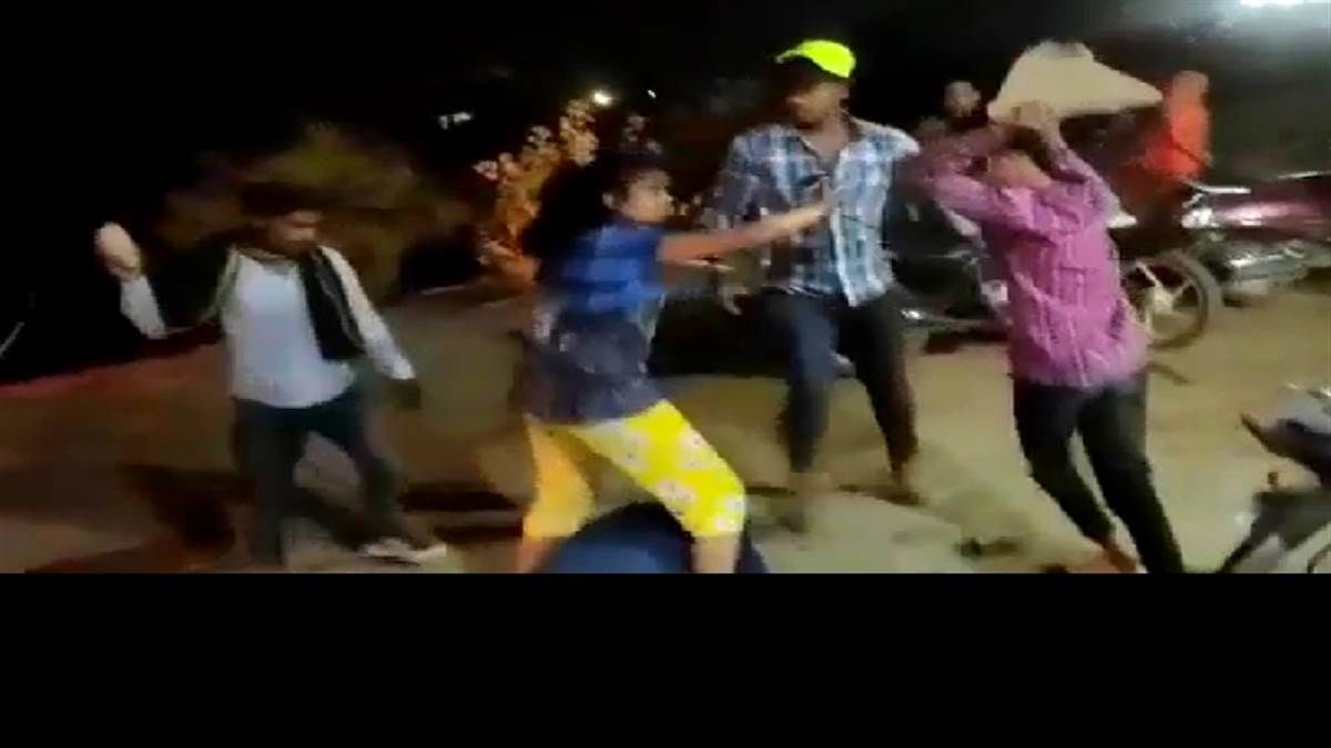 Crime News: लड़के और लड़की से मारपीट, इस वजह से पत्थर और लात घूसे से पीटा Crime News: लड़के और लड़की से मारपीट, इस वजह से पत्थर और लात घूसे से पीटा