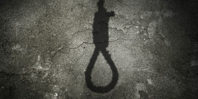 जान देने के लिए एक साथ फंदे पर लटका कपल,  टूट गई पत्नी की रस्सी, बच गई जान, पति की मौत