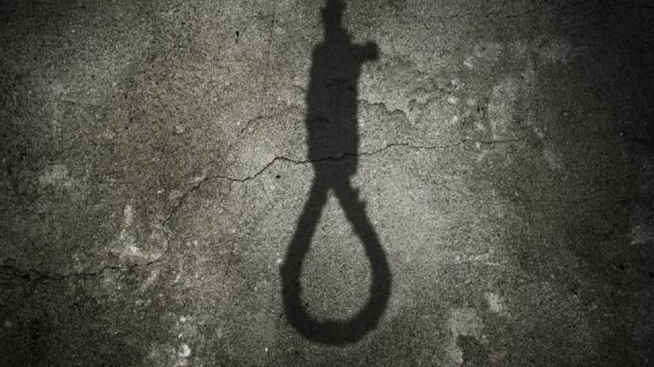 जान देने के लिए एक साथ फंदे पर लटका कपल, टूट गई पत्नी की रस्सी, बच गई जान, पति की मौत जान देने के लिए एक साथ फंदे पर लटका कपल, टूट गई पत्नी की रस्सी, बच गई जान, पति की मौत