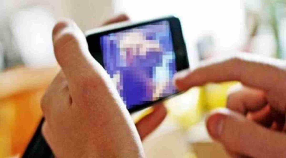 क्या अश्लील फोटो खिंचवाना और उसे शेयर करना अपराध है? क्या कहता है कानून ? CrimeTak