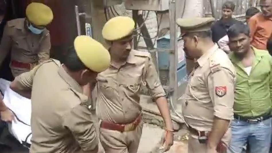UP Crime: होटल के बाथरुम में लड़की की लाश मिलने से सनसनी, प्रेमी के साथ आई थी होटल UP Crime: होटल के बाथरुम में लड़की की लाश मिलने से सनसनी, प्रेमी के साथ आई थी होटल