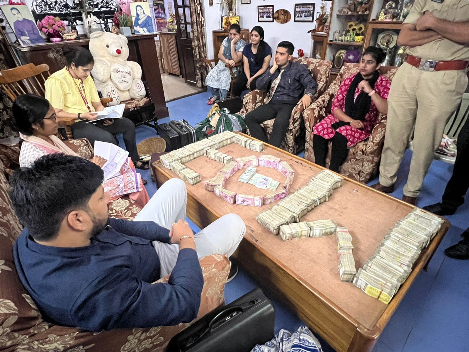 MP News: बिशप के घर-ऑफिस पर EOW की रेड, घर में 1 करोड़ कैश और विदेशी करेंसी देखिए VIDEO MP News: बिशप के घर-ऑफिस पर EOW की रेड, घर में 1 करोड़ कैश और विदेशी करेंसी देखिए VIDEO