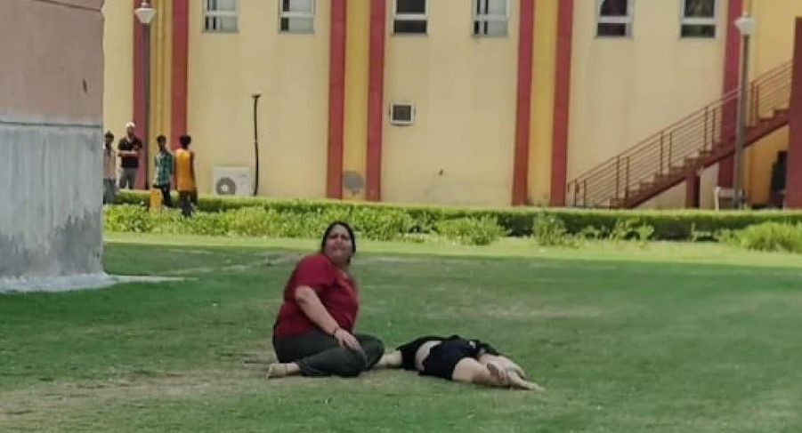 Noida Crime : NEET में फेल होने पर 22 साल की छात्रा ने 7वीं मंजिल से छलांग लगा दी जान Noida Crime : NEET में फेल होने पर 22 साल की छात्रा ने 7वीं मंजिल से छलांग लगा दी जान