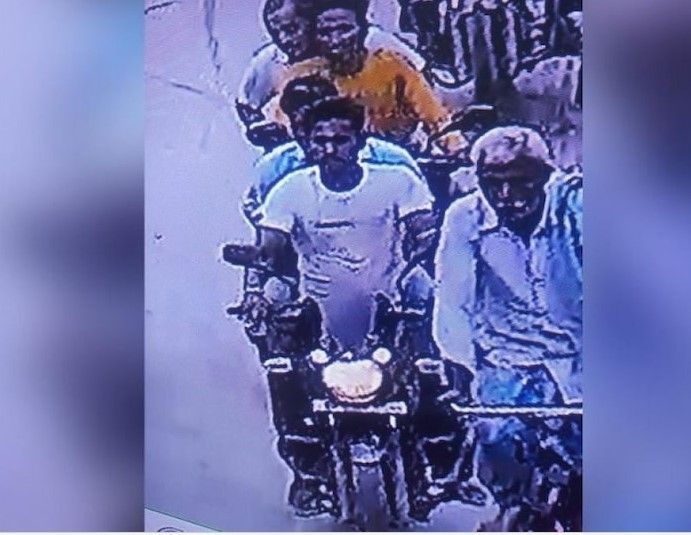 Begusarai Firing : बेगूसराय में फायरिंग करने वाले 4 संदिग्ध हमलावरों की पहली बार ये फोटो आई Begusarai Firing : बेगूसराय में फायरिंग करने वाले 4 संदिग्ध हमलावरों की पहली बार ये फोटो आई