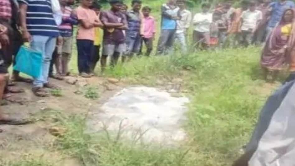 Maharashtra Rape : रेप की सच्चाई का पता लगाने के लिए बेटी का शव 44 दिनों तक नमक के गड्ढे में रखा Maharashtra Rape : रेप की सच्चाई का पता लगाने के लिए बेटी का शव 44 दिनों तक नमक के गड्ढे में रखा