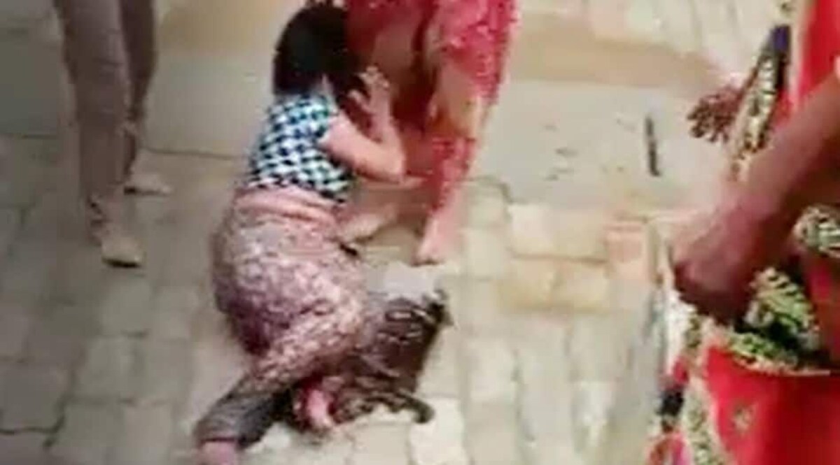 कानपुर में देवरानी के बाल पकड़कर घसीटती रही जेठानी ! देखें Video CrimeTak