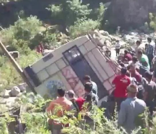 जम्मू कश्मीर में यात्रियों से भरी बस खाई में गिरी, हादसे में 12 की मौत, घायलों को एयरलिफ्ट किया गया जम्मू कश्मीर में यात्रियों से भरी बस खाई में गिरी, हादसे में 12 की मौत, घायलों को एयरलिफ्ट किया गया