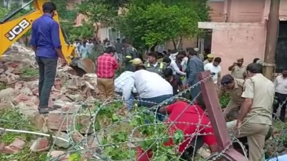 UP News: नोएडा में बाउंड्री वॉल गिरने से चार मजदूरों की मौत, 9 घायल UP News: नोएडा में बाउंड्री वॉल गिरने से चार मजदूरों की मौत, 9 घायल