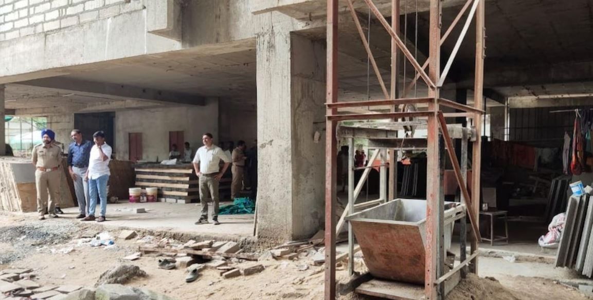 Gujarat News: अहमदाबाद में लिफ्ट गिरने से 7 की मौत, एक घायल Gujarat News: अहमदाबाद में लिफ्ट गिरने से 7 की मौत, एक घायल