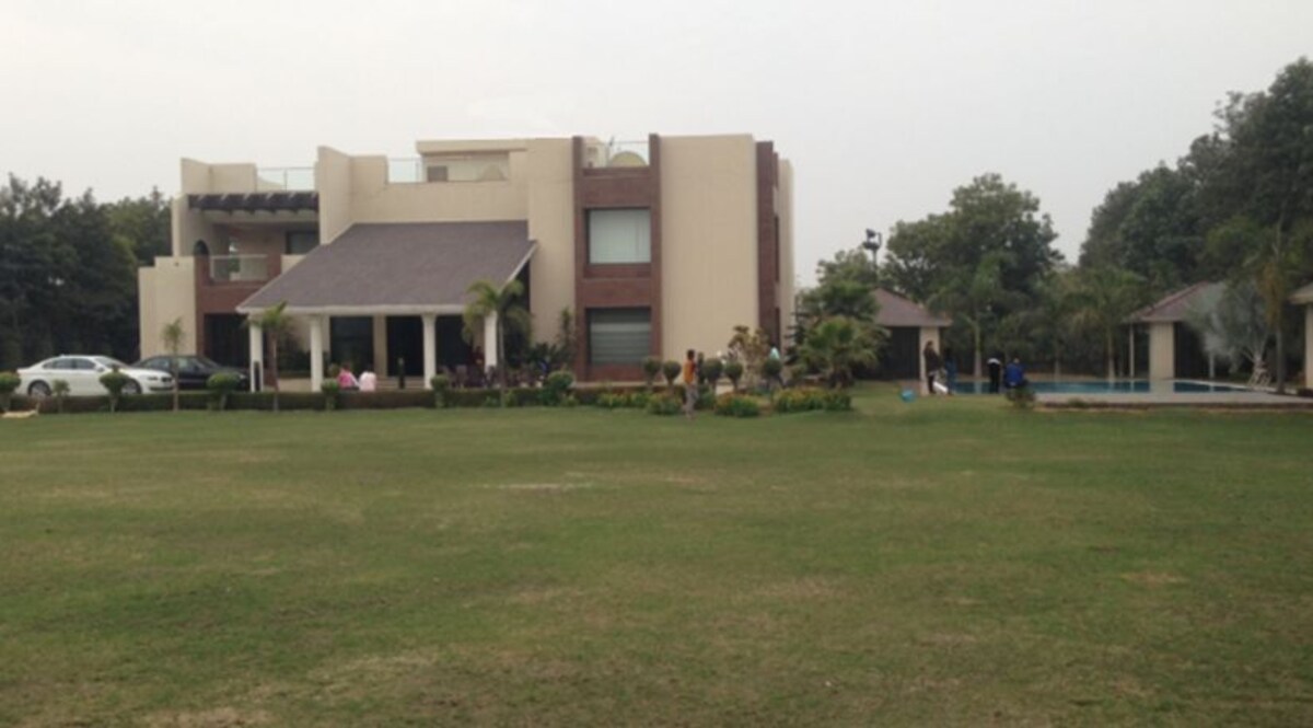 Exclusive - Delhi Farm House Dispute: दिल्ली के नेता की दबंगई, तोड़ा सीसीटीवी! मामला दर्ज CrimeTak