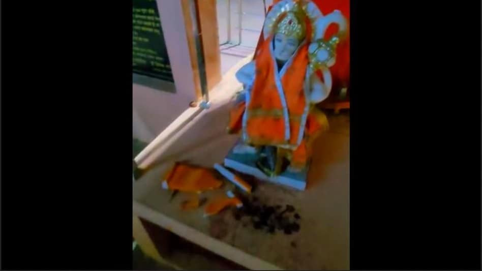 Crime News: टीका लगाकर हनुमान मंदिर में तोड़ दी मूर्तियां, लोगों ने पकड़ा तो निकला तौफीक Crime News: टीका लगाकर हनुमान मंदिर में तोड़ दी मूर्तियां, लोगों ने पकड़ा तो निकला तौफीक