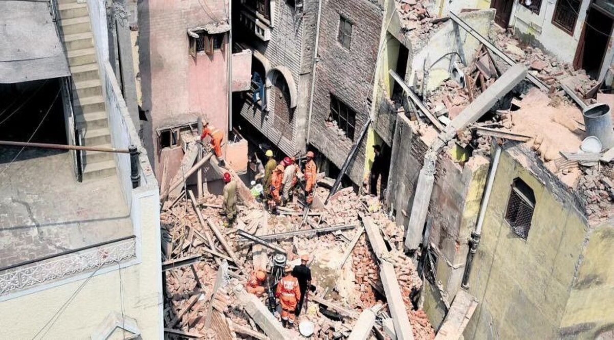 आजाद मार्केट में इमारत गिरने की घटना : घटिया निर्माण सामग्री के इस्तेमाल से हुआ हादसा CrimeTak