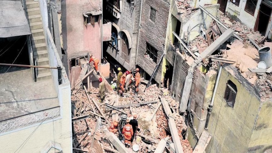 आजाद मार्केट में इमारत गिरने की घटना : घटिया निर्माण सामग्री के इस्तेमाल से हुआ हादसा आजाद मार्केट में इमारत गिरने की घटना : घटिया निर्माण सामग्री के इस्तेमाल से हुआ हादसा