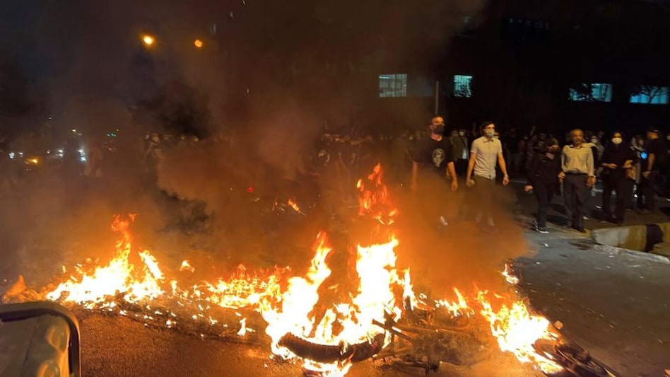 ईरान में महिलाओं ने कर दी 'क्रांति', सरेआम जला रहीं हिजाब की होली, हुकूमत की हुई हालत ख़राब ईरान में महिलाओं ने कर दी 'क्रांति', सरेआम जला रहीं हिजाब की होली, हुकूमत की हुई हालत ख़राब