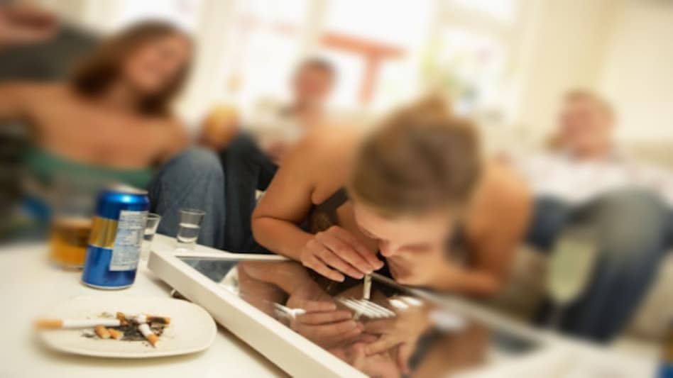 Drug Sex News : कॉलेज स्टूडेंट कर रहे थे ड्रग्स-सेक्स पार्टी, लड़की ने देखा तो दी दर्दनाक मौत Drug Sex News : कॉलेज स्टूडेंट कर रहे थे ड्रग्स-सेक्स पार्टी, लड़की ने देखा तो दी दर्दनाक मौत